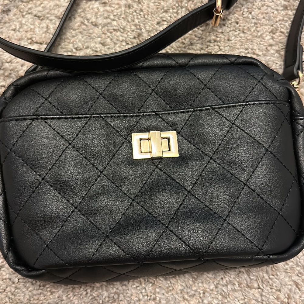 Black & gold crossbody!